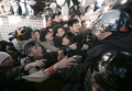 写真は同日、機動隊員らともみ合いになる参加者ら。(c)AFP/CHOI WON-SUK