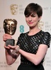 英国アカデミー賞（British Academy Film Awards）で、助演女優賞を受賞したアン・ハサウェイ（Anne Hathaway、2013年2月10日撮影）。(c)AFP/Carl COURT