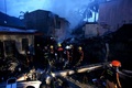 救急搬送用の小型機が墜落した現場で捜索活動を行う消防隊員。フィリピン・カランバにて（2019年9月1日撮影）。(c)STR / AFP