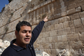 イスラエル・エルサレム（Jerusalem）旧市街で、発見されたミクヴェの上にある西の壁（2011年11月23日公開）。(c)AFP/GALI TIBBON