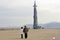 大陸間弾道ミサイル（ICBM）「火星17」の発射実験を視察する金正恩氏と娘。朝鮮中央通信（KCNA）公開（2022年11月18日撮影、19日公開）。(c)AFP PHOTO/KCNA VIA KNS 