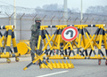 朝鮮半島を南北に隔てる軍事境界線に近い韓国・坡州（Paju）で、北朝鮮に通じる道路にバリケードを設置する韓国軍兵士（2013年4月1日撮影、資料写真）。(c)AFP/JUNG YEON-JE