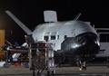 米カリフォルニア（California）州バンデンバーグ空軍基地（Vandenberg Air Force Base）に帰還した米軍の無人シャトル「X-37B」（2010年12月3日撮影、資料写真）。(c)AFP/US AIR FORCE/HANDOUT