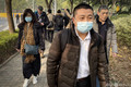 中国人ジャーナリストの張展氏の裁判が開かれる上海市浦東新区人民法院に到着する同氏の弁護人（中央、2020年12月28日撮影）。(c)Leo RAMIREZ / AFP