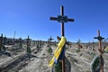 ウクライナ・ブチャに設けられた、ロシア軍によるウクライナ侵攻で死亡した身元不明者の墓（2023年3月30日撮影）。(c)Sergei SUPINSKY / AFP