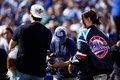 24MLBワールドシリーズ制覇を果たし、愛犬デコピンを抱いて妻の真美子さん（右）と本拠地ドジャースタジアムを歩くロサンゼルス・ドジャースの大谷翔平（2024年11月1日撮影）。(c)Ronald Martinez/Getty Images/AFP