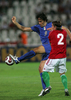 ハンガリーのアダム・バシュ（%%Adam Vass%%、右）と競り合うイタリアのルカ・トーニ（%%Luca Toni%%）。(c)AFP/ATTILA KISBENEDEK