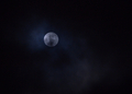 地球と月の距離が年間で最も短くなるタイミングに満月を迎える「スーパームーン（Supermoon）」現象が5日、世界各地で観測された。

楕円（だえん）形の軌道を持つ月には、地球に最も近づく近地点と、地球から最も遠ざかる遠地点がある。スーパームーンは、月がほぼ近地点にあるときに観測される満月のため、地球からは普段よりも14％大きく、30％明るく見える。

写真は、米メリーランド（Maryland）州チェビーチェイス（Chevy Chase）で観測されたスーパームーン（2012年5月5日撮影）。(c)AFP/Mandel NGAN
