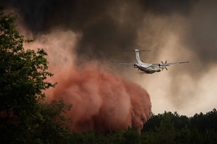 仏南西部で大規模な山火事、警戒続く