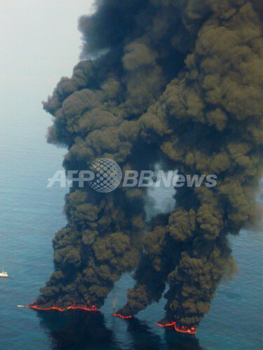 焼却処分される原油から立ち上る黒煙、メキシコ湾 写真3枚 国際