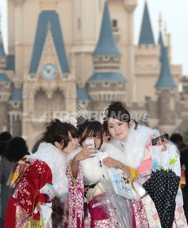 ミッキーやミニーが門出を祝福、ディズニーランドで成人式 写真6枚