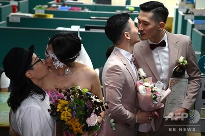 同性婚合法化の台湾 同性カップルが次々と婚姻届を提出 写真21枚 国際ニュース Afpbb News