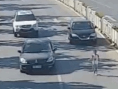 車道を走る自家用車が三角形の陣形になって子どもを守る 中国・浙江省