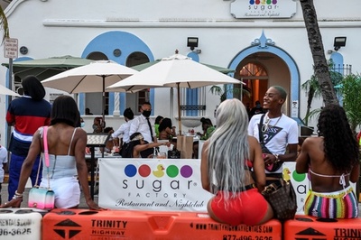 米、24時間の新規感染者6万7632人 過去最多を更新