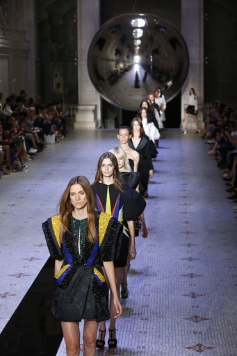 一張羅を着て外出した時代を懐かしんで、「ディーチェ・カヤック」15/16年秋冬オートクチュール