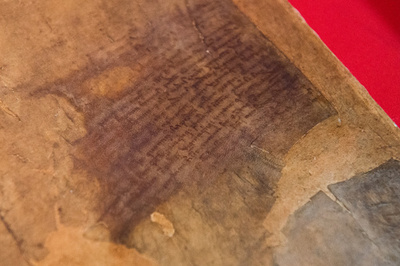 羊皮紙の法典廃止へ？数百年の伝統めぐり英で議論紛糾