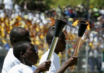 選挙結果が決まらないジンバブエ、選挙管理委員をつとめた「教師たち」が与党の標的に