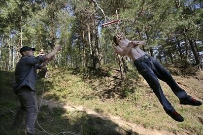 ロシアの若者、ちょっと「痛い」森遊び