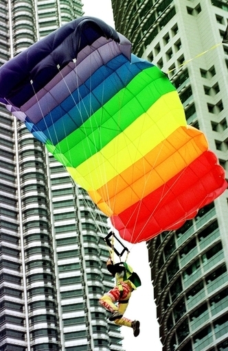 地上70階からパラシュート降下、パトカー前に着地し罰金5万円