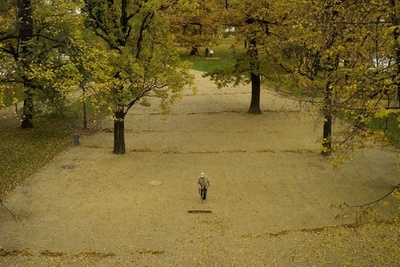 落葉の季節を迎え、晩秋の気配漂うプラハの公園