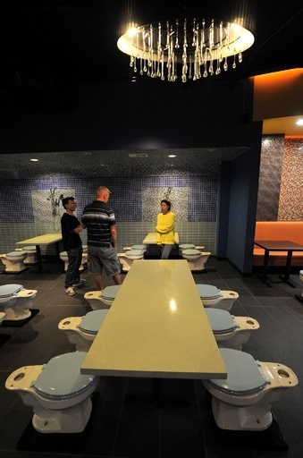 米ロスにトイレがテーマのレストラン、料理は「便器」入り