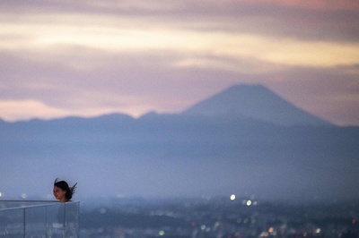 【今日の1枚】富士山が見える展望台で記念写真、東京