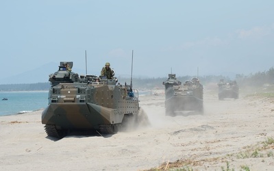 自衛隊、米比海兵隊の合同訓練に参加 水陸両用車で上陸