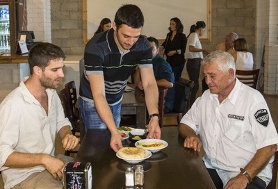 アラブ人とユダヤ人相席なら半額に、イスラエルのレストラン