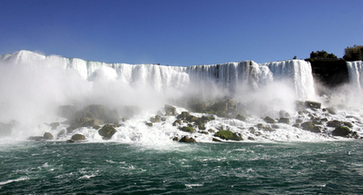 ナイアガラの滝に飛び込み、奇跡の生還も重体
