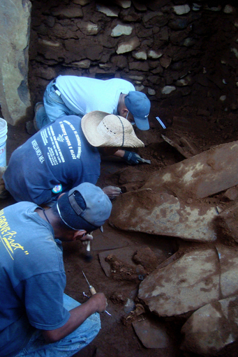 1000年前の墳墓発見、約2万個のビーズなど出土 メキシコ