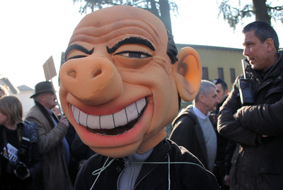 イタリア首相の辞任を求めるデモ