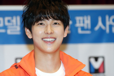 「ゼア」のシワン、ファンサイン会に出席 ソウル