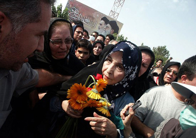 デモ死者追悼式に2000人参加、治安部隊と衝突 イラン