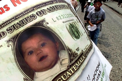 非合法の養子縁組が横行するグアテマラ、孤児院から児童46人を救出