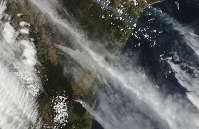 豪NSW州の山火事、過去40年で最も危険な状況 消防当局