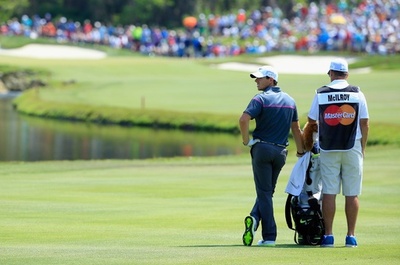 ビブス広告問題で深まるツアーとキャディーの溝