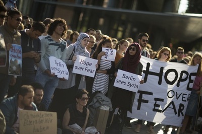 難民受け入れで揺れる欧州、賛成派と反対派が各地でデモ