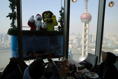 上海の高級レストラン、窓側の席は別料金？