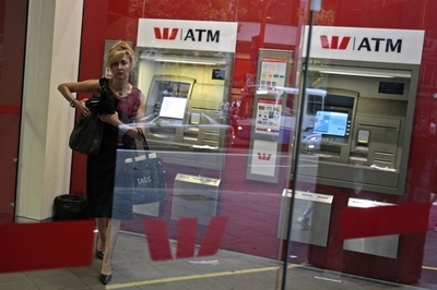 銀行の振り込みミスで億単位の「臨時収入」、持ち逃げカップルを国際手配