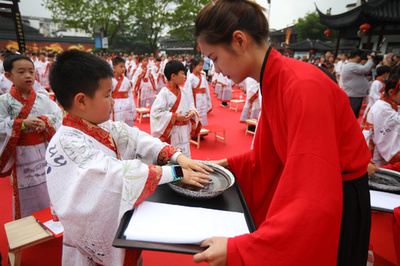 衣食足りて礼節を好む 中国の市民が重視する「儀式感」
