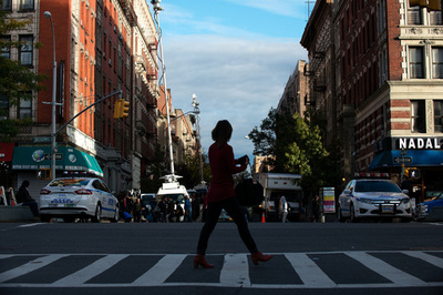 女性が1人でNYを歩いたら…「セクハラ体験」動画が物議