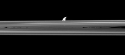 土星の輪と巨大衛星レアにはさまれた衛星ヤヌス