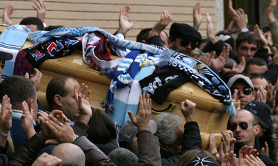 死亡したサポーター サンドリさんの葬儀が営まれる