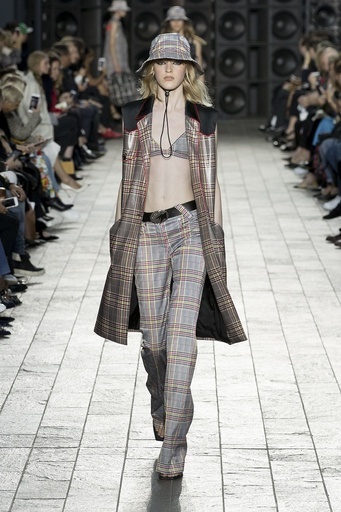 「ヴェルサス・ヴェルサーチ」18年春夏