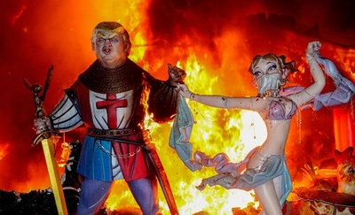スペインの火祭り「ファリャス」、トランプ米大統領の人形登場