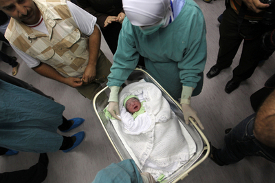 パレスチナ女性がイスラエルで服役中の夫の精子で妊娠・出産