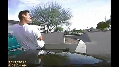 米警察、パトカーではねて容疑者を制止 映像公開で物議