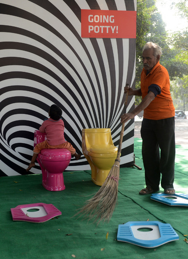 「世界トイレの日」、色とりどりのトイレが登場