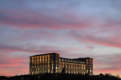 マクロン氏、ローマ教皇のミサ出席へ 世俗主義の仏国内で論争も