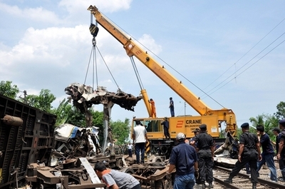 ジャワ島で列車追突、死傷者多数